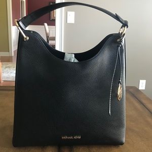 Michael Kors LG Slouchy Shldr Leather Bag. Black